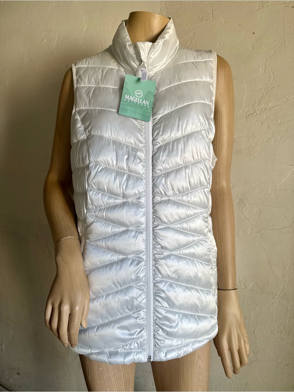 Magellan Outdoors White Quilted Puffer Vest Full Zip Activewear Size L NWT